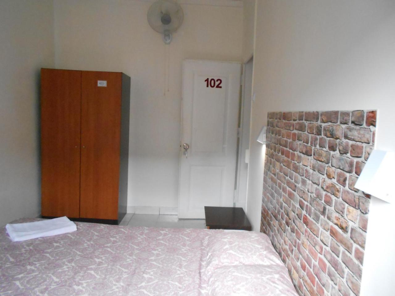 Crescent Hostal