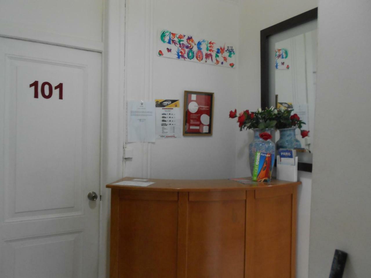 Crescent Hostal *