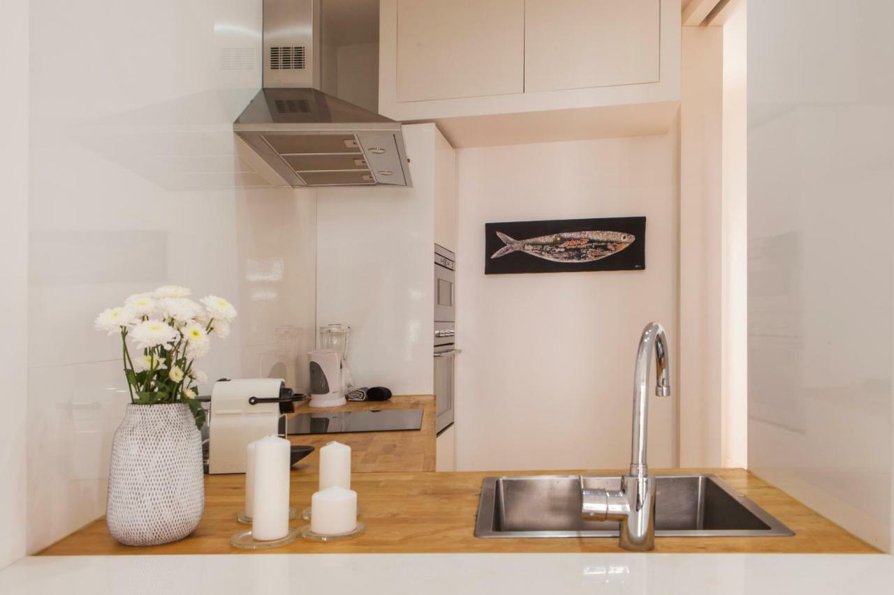Cozy 1st Floor Flat Chiado District With Balconies And Ac 19th Century Building Apartamento