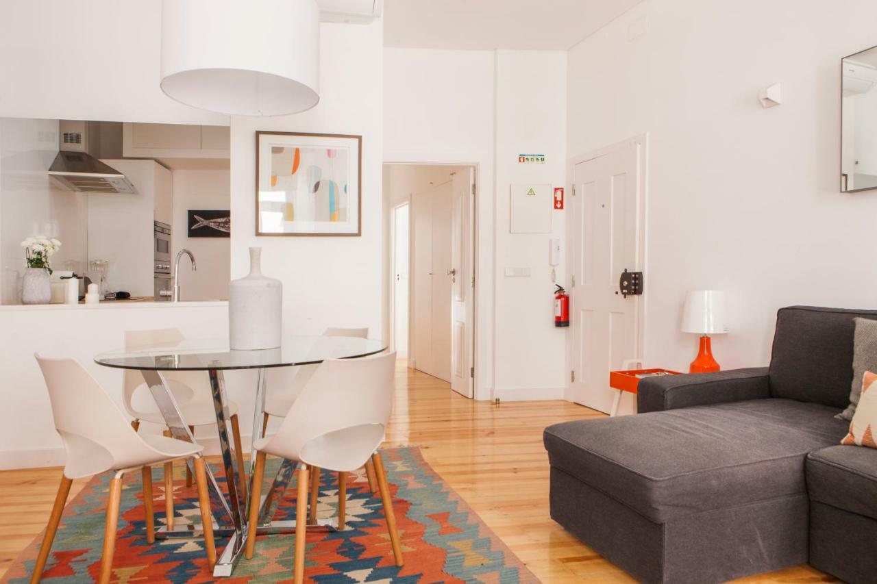 Cozy 1st Floor Flat Chiado District With Balconies And Ac 19th Century Building Lisboa