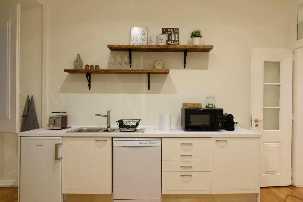 Apartamento Janelas Verdes *