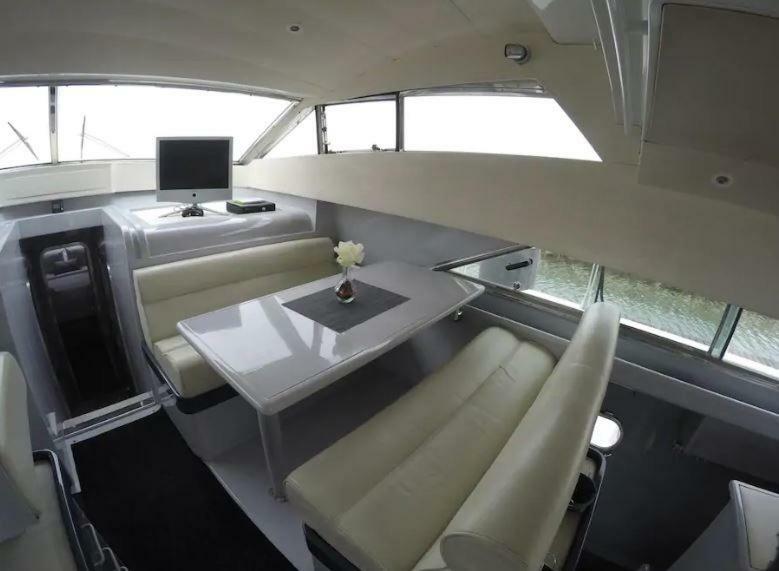 Beautiful And Magnific Yacht Hotel en barco