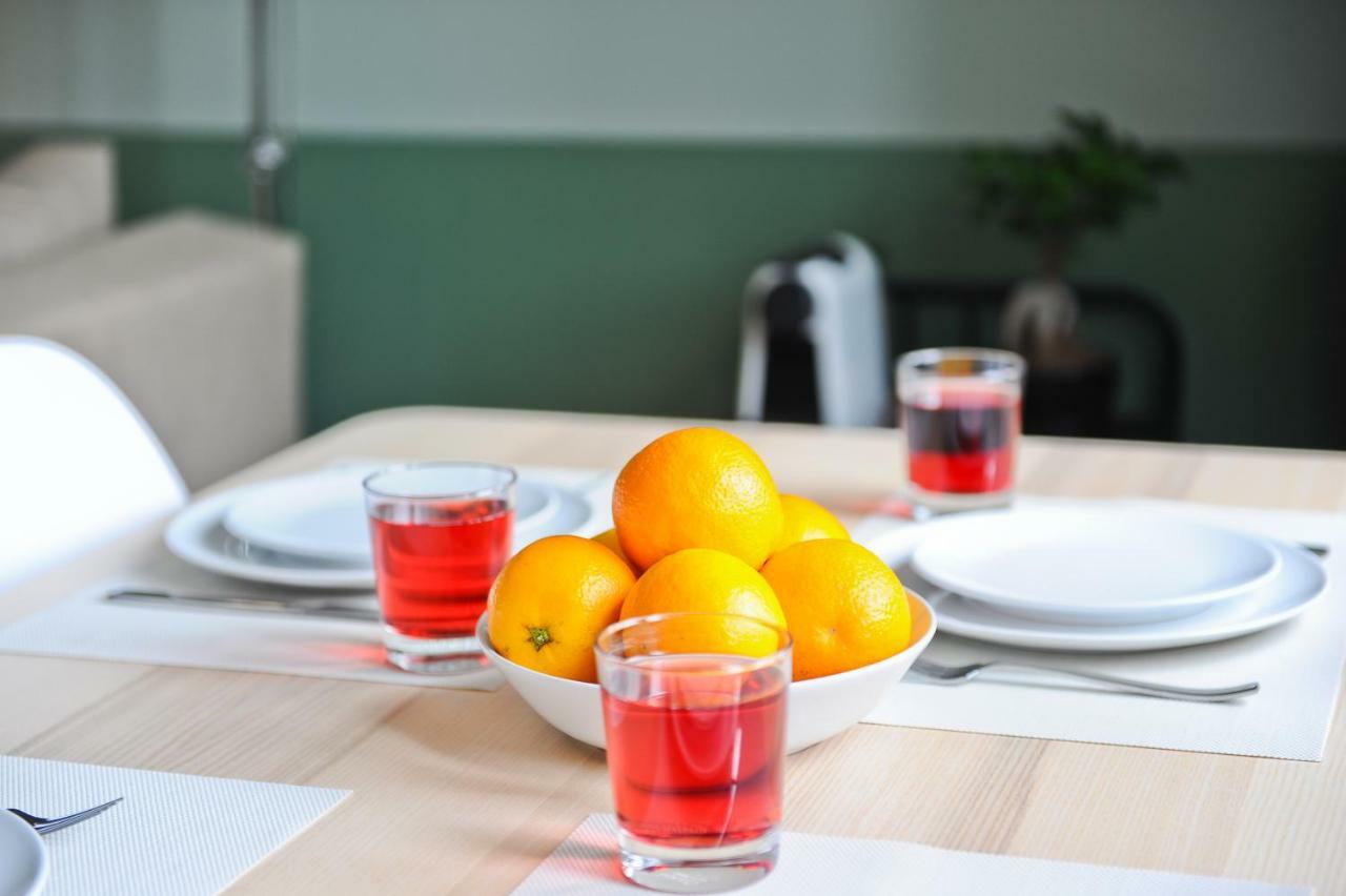 Red, Red Wine In By Misha's Place 3b Apartamento