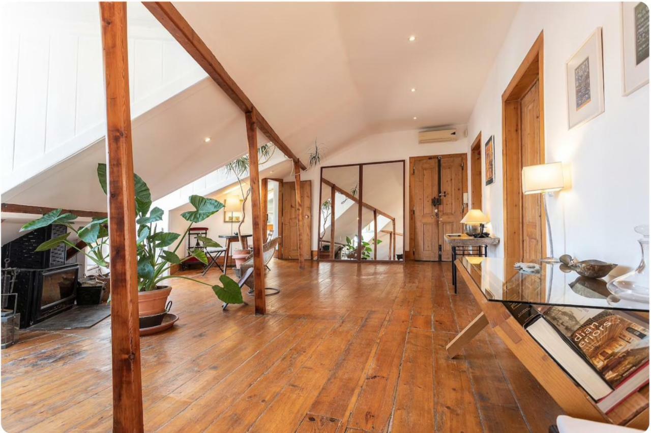 Charming Sunny Penthouse Apartamento