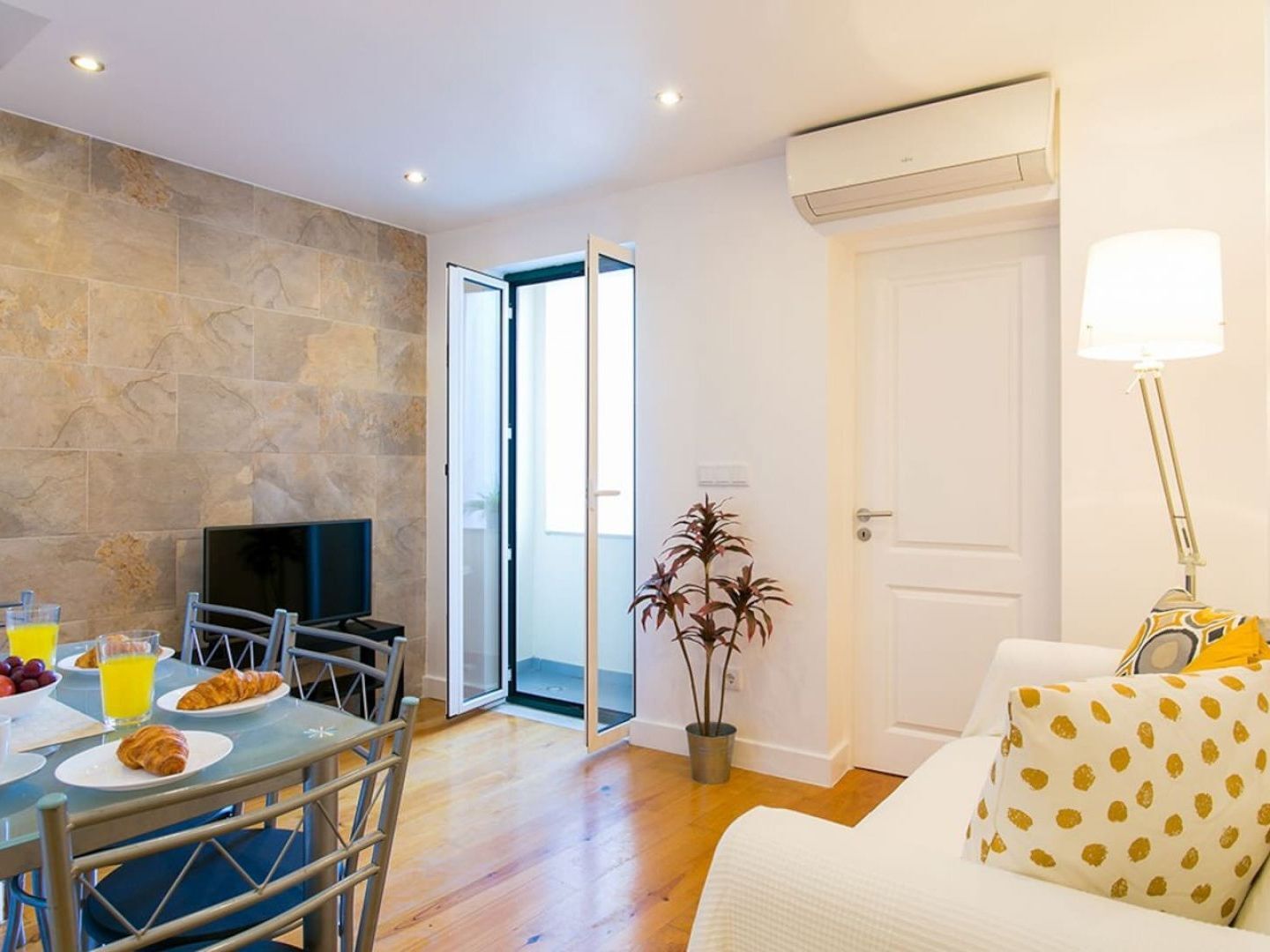 Joivy Cosy 1-bed Flat With Balcony In Alfama, Moments From The Port Apartamento Lisboa