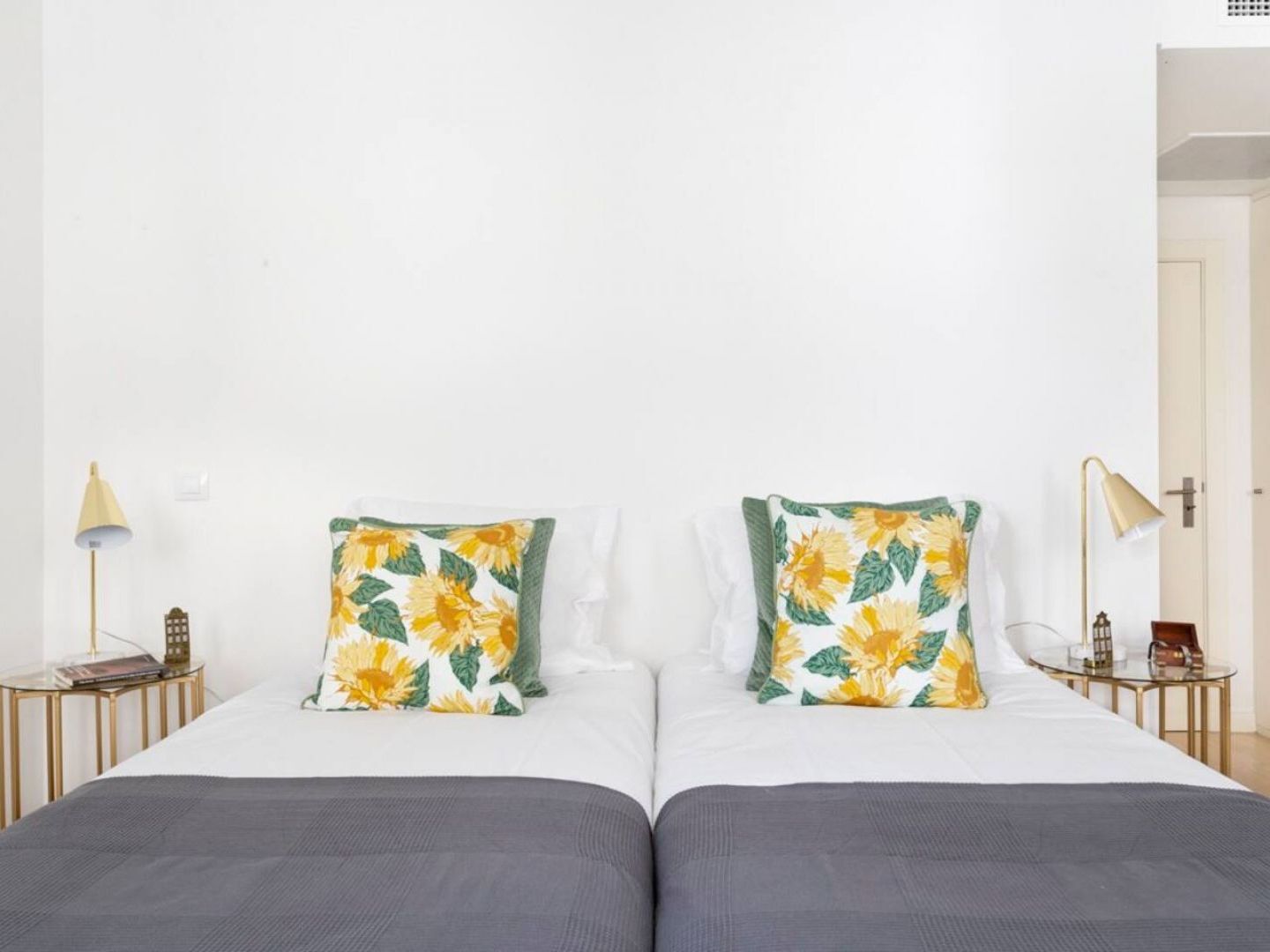 Altido Bright And Elegant 1br With Workspace And Huge Terrace In Pena, Close By Viewpoint * Lisboa