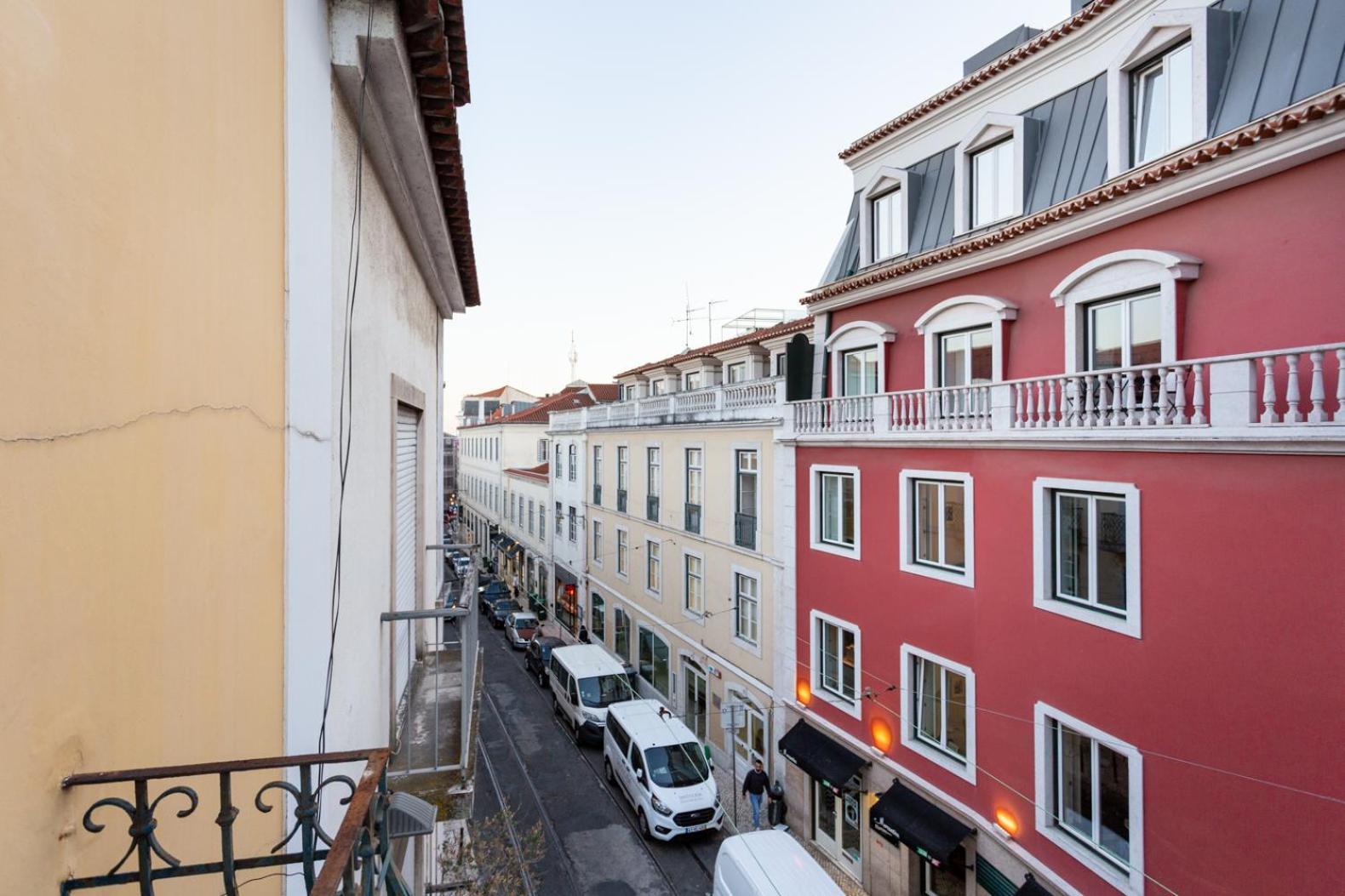 Joivy Bold And Colourful 1-bed Flat At The Heart Of Chiado, Nearby Carmo Convent Lisboa