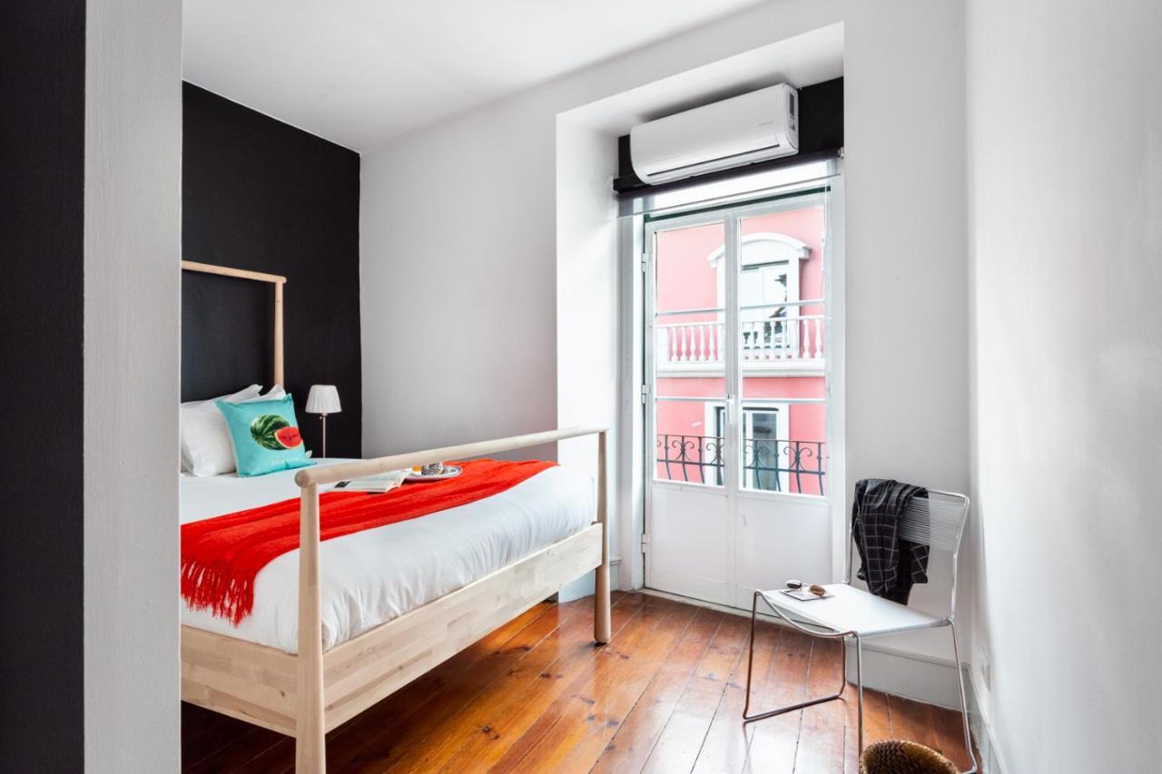 Apartamento Joivy Bold And Colourful 1-bed Flat At The Heart Of Chiado, Nearby Carmo Convent *
