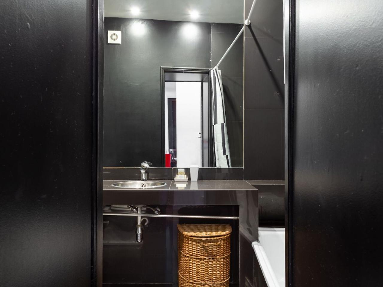 Apartamento Joivy Bold And Colourful 1-bed Flat At The Heart Of Chiado, Nearby Carmo Convent *