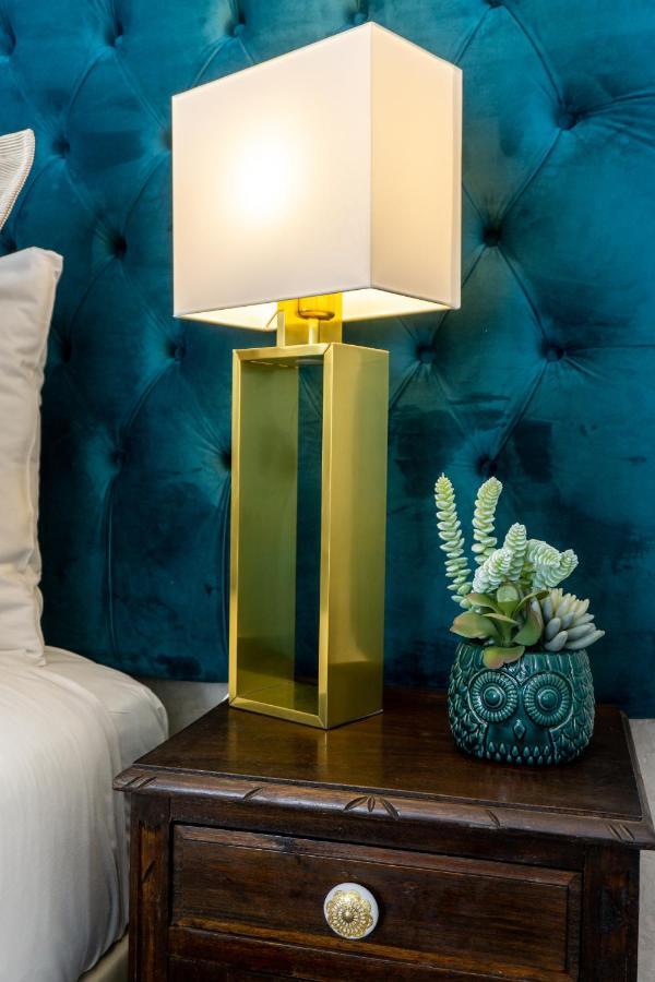 Gaze Out At The In A Retro-chic Getaway Apartamento *