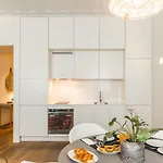 Chic Tailor Made Flat In Chiado