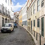 Chic Tailor Made Flat In Chiado