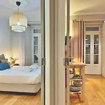 Vila Rosário 2 Lovely Apt with Private patio - by Homeful