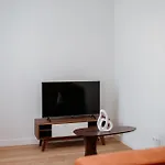Lisbon Orange House - Elegant Two-Bedroom Apartment 1E