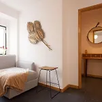 Moniz Studio Apartment - By Lu Holidays