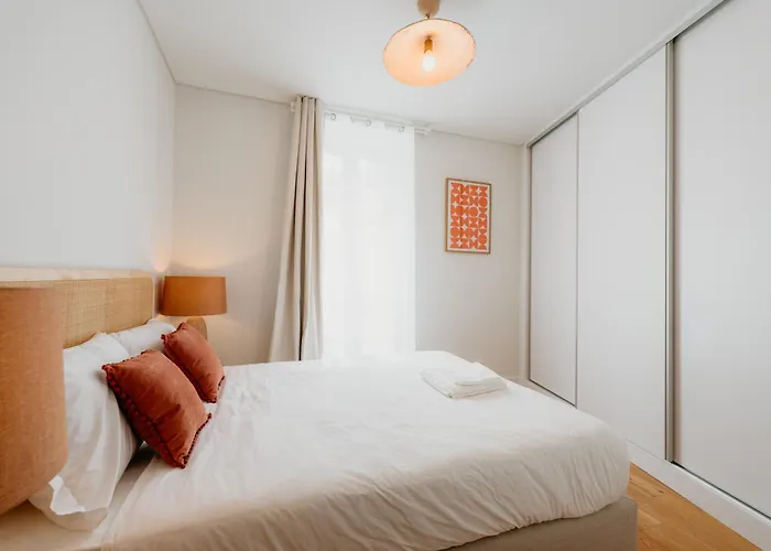 Lisbon Orange House - Elegant Two-Bedroom Apartment 1E