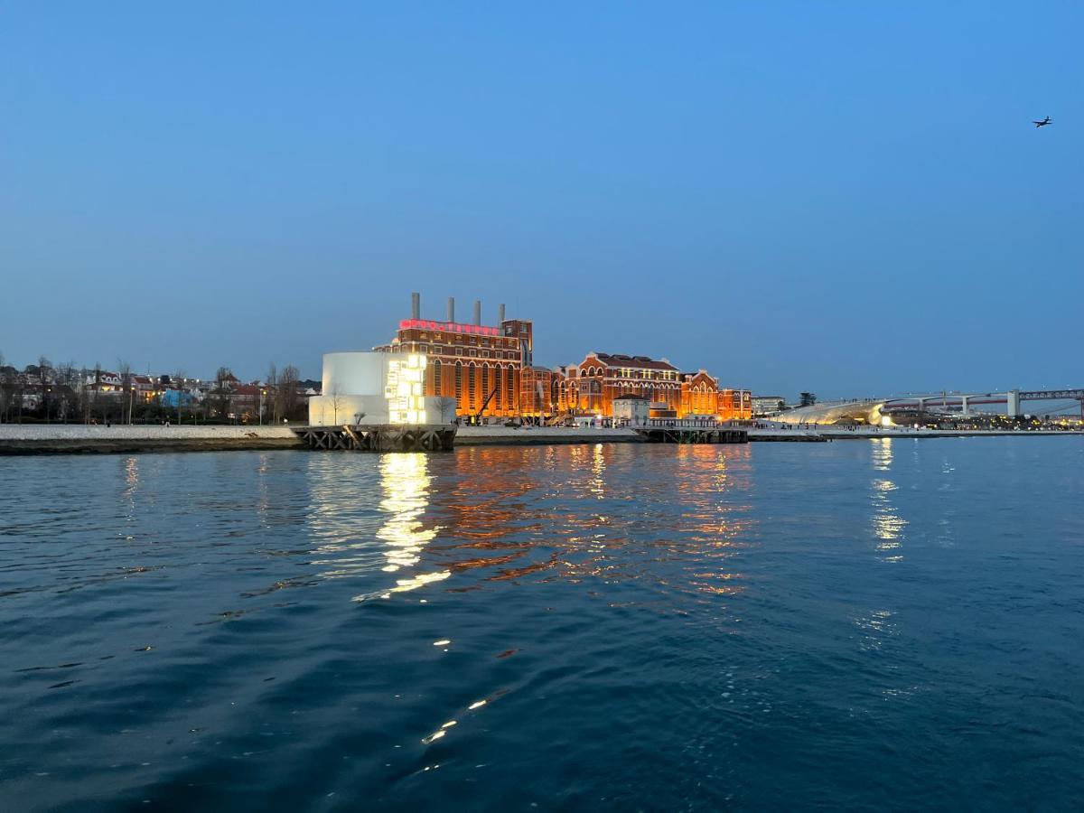Botel In A Boat - Lisboa