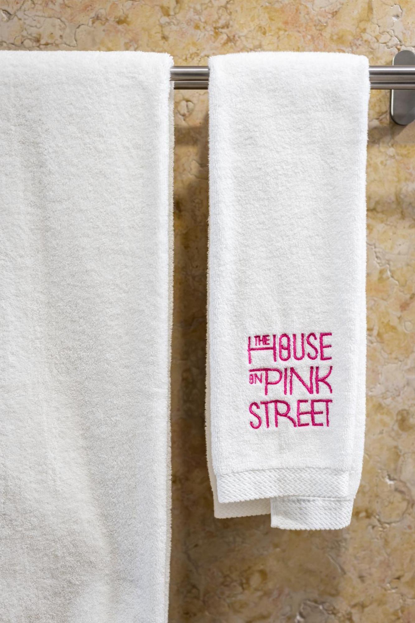 The House On The Pink Street In Apartahotel *