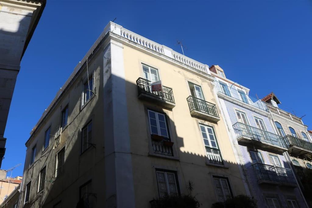 Historical Center, Large 2 Bedroom Apartment, Bright & Stylish Apartamento Lisboa