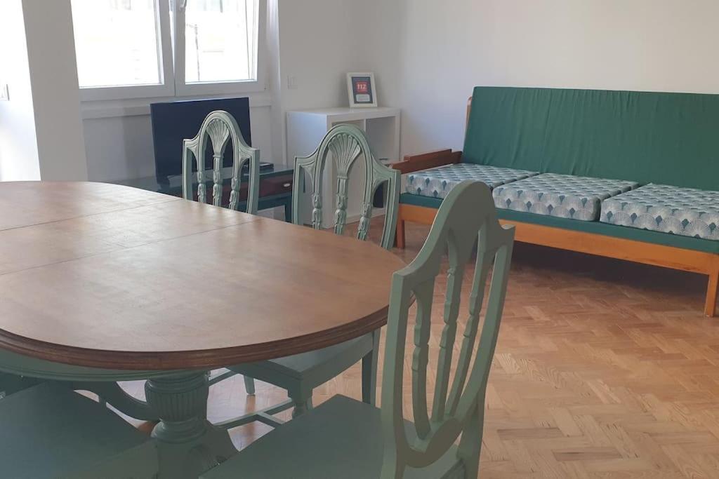 5min Walk To Subway & 10min Drive To Airport Apartamento