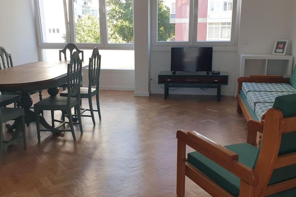 5min Walk To Subway & 10min Drive To Airport Apartamento