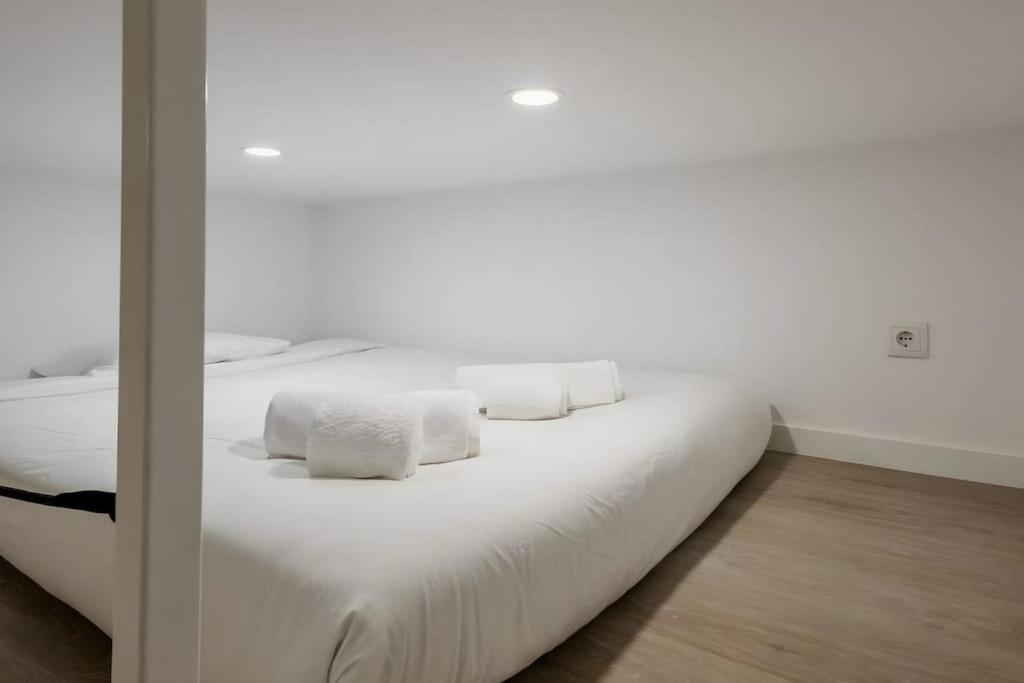 Minimalist With Mezzanine Lisboa