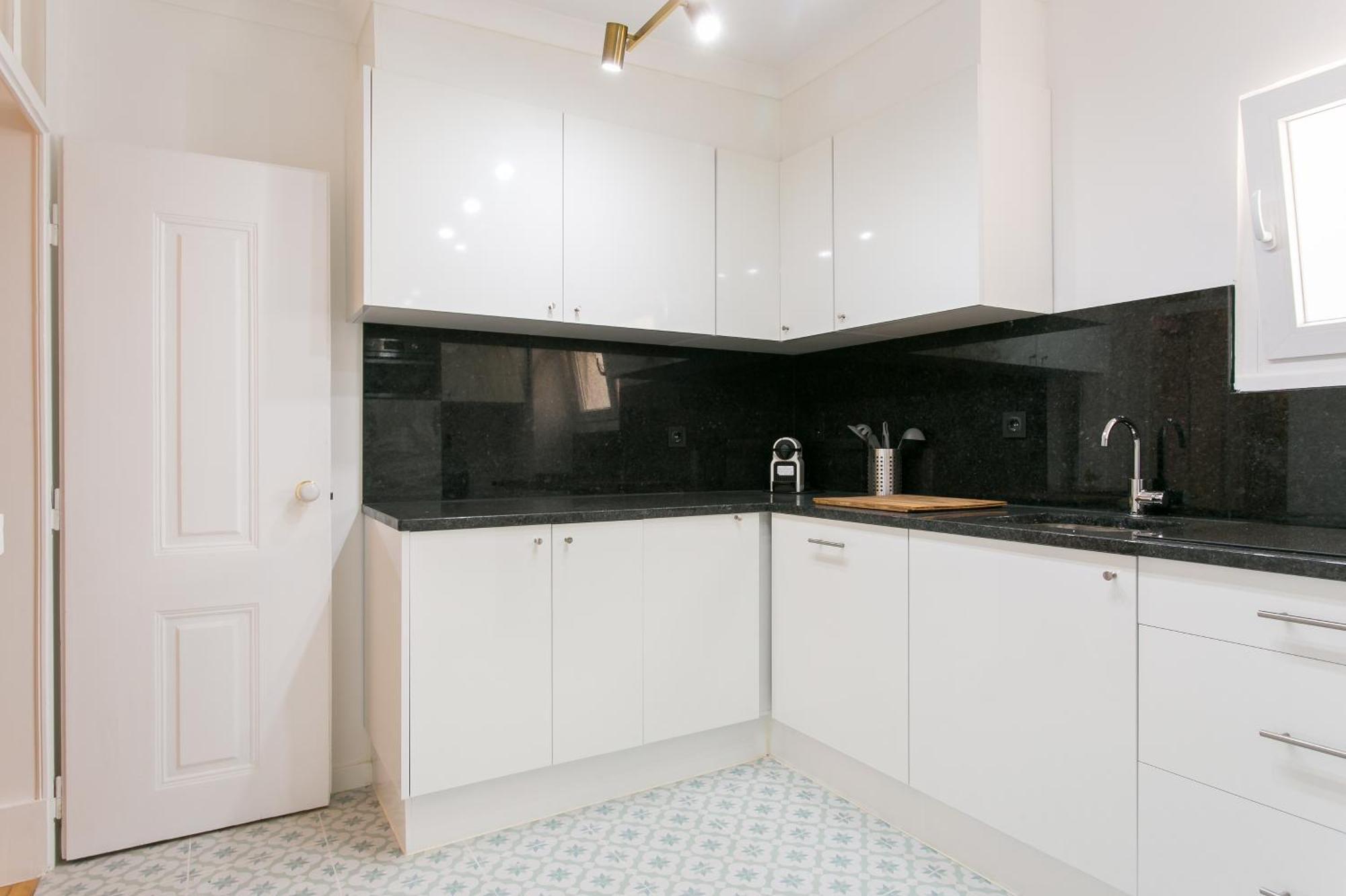 Historical Center, Large 2 Bedroom Apartment, Bright & Stylish Apartamento Lisboa