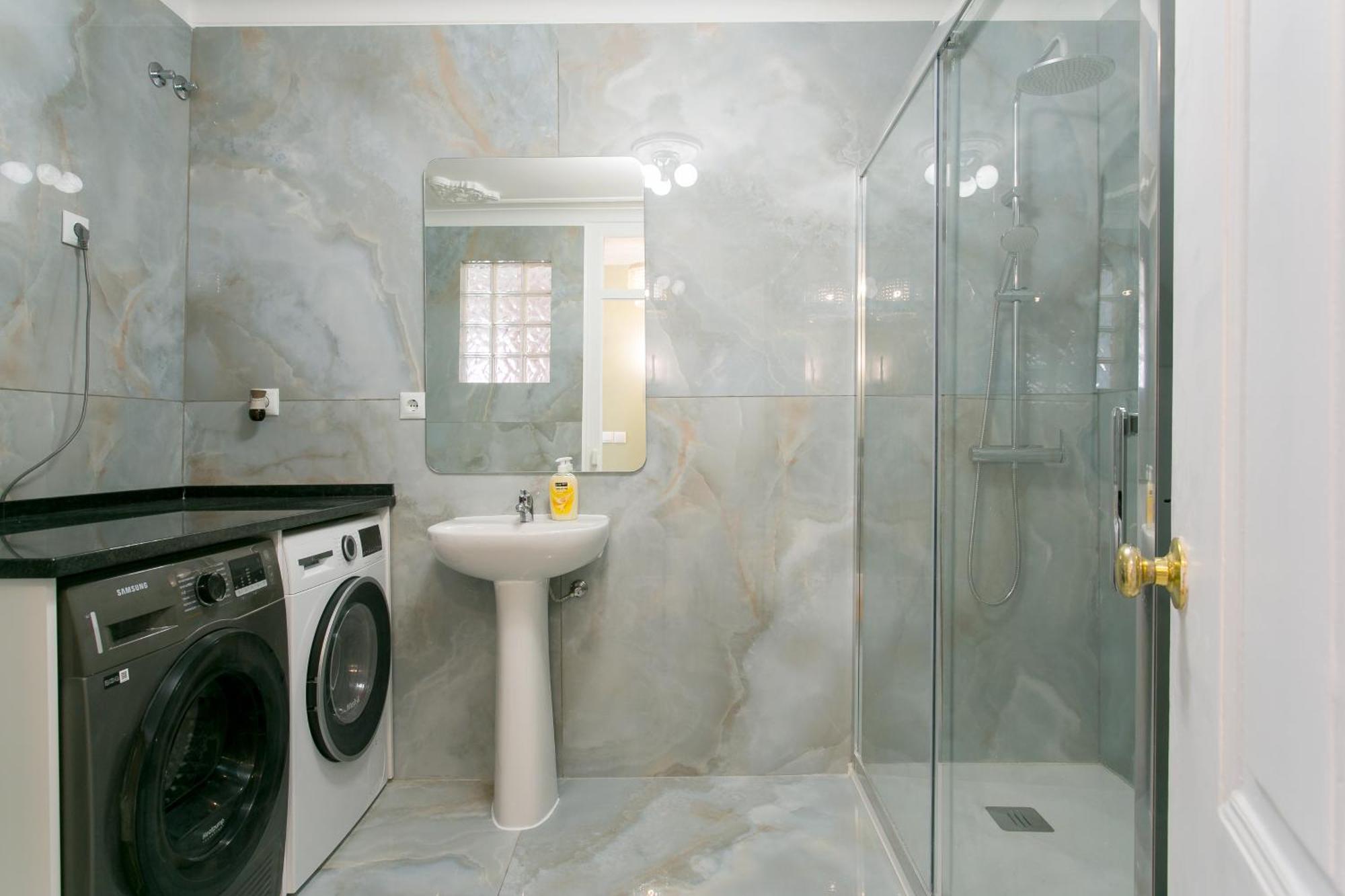 Historical Center, Large 2 Bedroom Apartment, Bright & Stylish Apartamento Lisboa