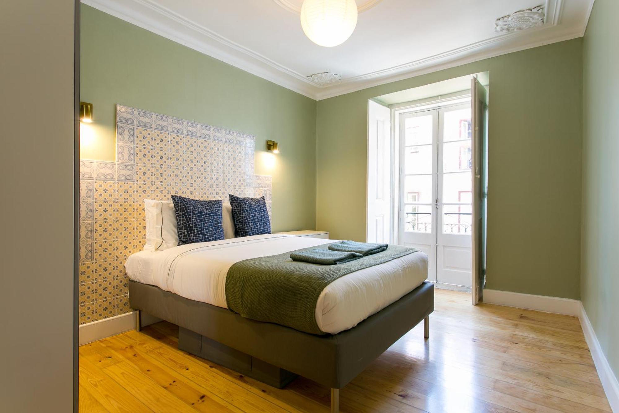 Historical Center, Large 2 Bedroom Apartment, Bright & Stylish * Lisboa