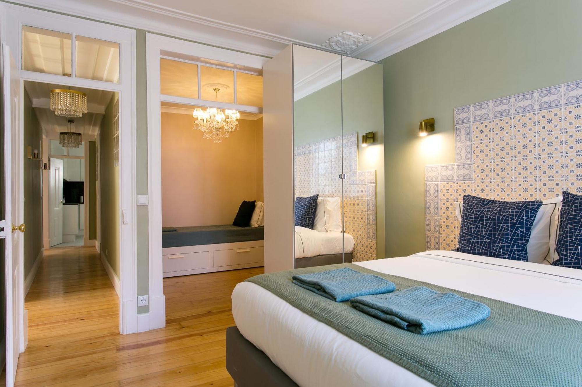 Historical Center, Large 2 Bedroom Apartment, Bright & Stylish Lisboa