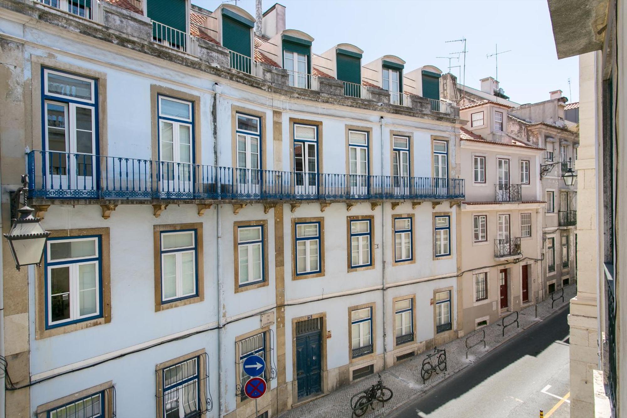 Historical Center, Large 2 Bedroom Apartment, Bright & Stylish * Lisboa