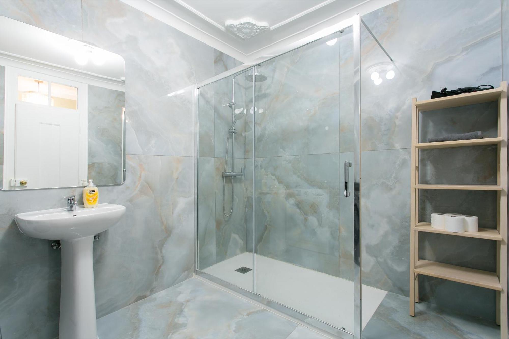 Historical Center, Large 2 Bedroom Apartment, Bright & Stylish Apartamento