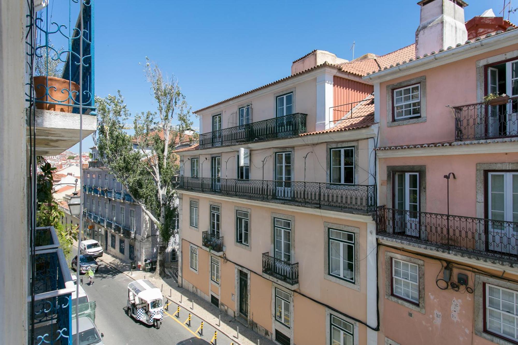 Historical Center, Large 2 Bedroom Apartment, Bright & Stylish Lisboa
