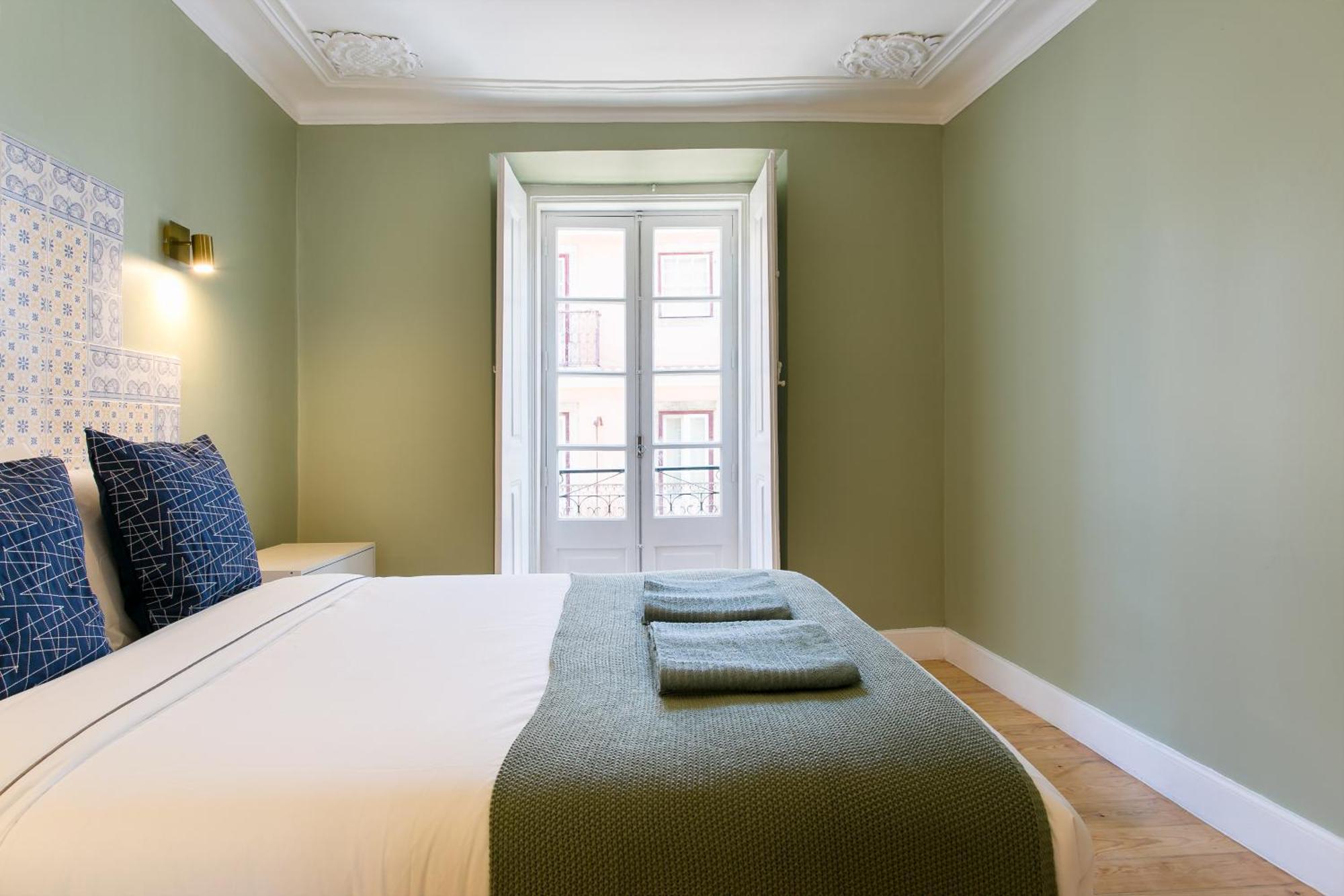 Historical Center, Large 2 Bedroom Apartment, Bright & Stylish Lisboa