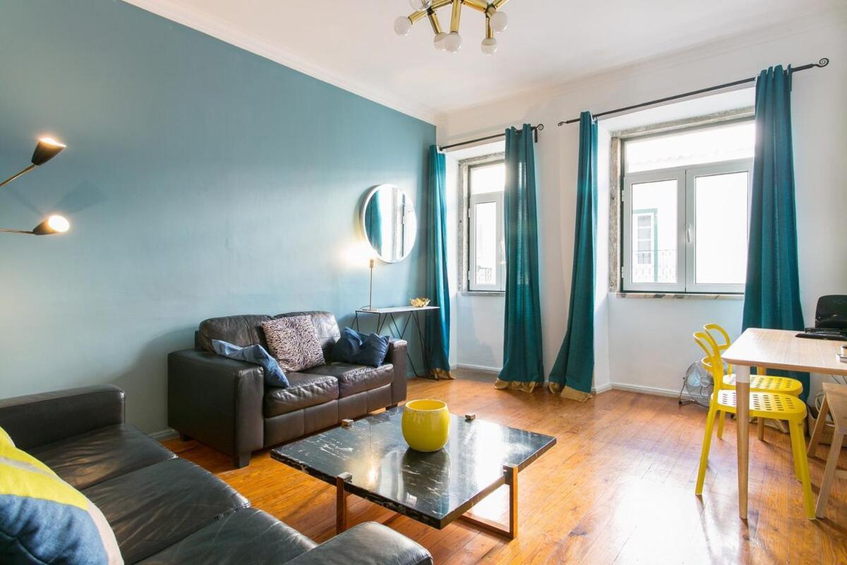 Spacious & Bright 3 Bedroom Apt, Iconic Bica Area, Historical Center Apartamento *