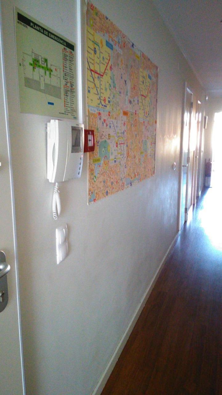Metro Hostal *