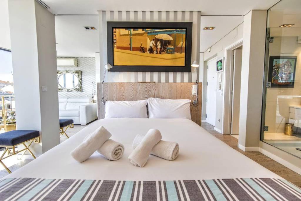 Lovelystay - Full Sky In Chiado *
