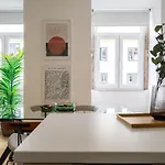 Whome Chic 2-Bed Near Santos & Alcantara Perfect For Families & Couples