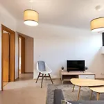 Central Gem IV - Lisbon Trendy Santos District With Dedicated Workspace