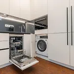 Radiant Apartment In City Center By Lovelystay