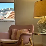 Romantic Nest For A Getaway At Downtown With Design