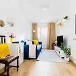 Modern 3 Bedroom Flat In Lisbon