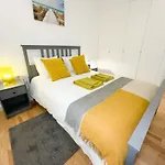 Lisbon Charming Santos Apartment W/ Patio