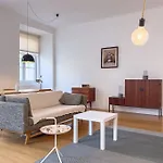 4 Rooms Home In Baixa