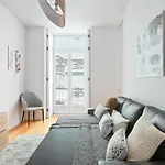 Spacious 1 Bedroom Apartment Near Baixa