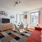 Aesthetic Riverview Apartment In Historical Lisbon