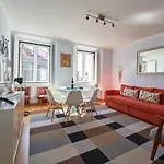 Aesthetic Riverview Apartment In Historical Lisbon