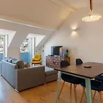 Lovelystay - Lisbon Home With Castle View