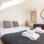 Liberty Penthouse Three-Bedroom Apartment - By Lu Holidays