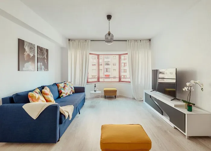 Elegant 3 Bedroom Apt - City Centre - Garage - Metro